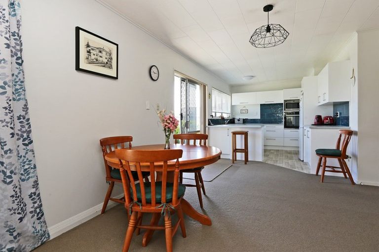 Photo of property in 16 Oxford Street, Taradale, Napier, 4112