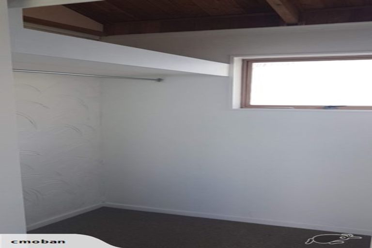 Photo of property in 8b Middlesex Place, Northland, Wellington, 6012