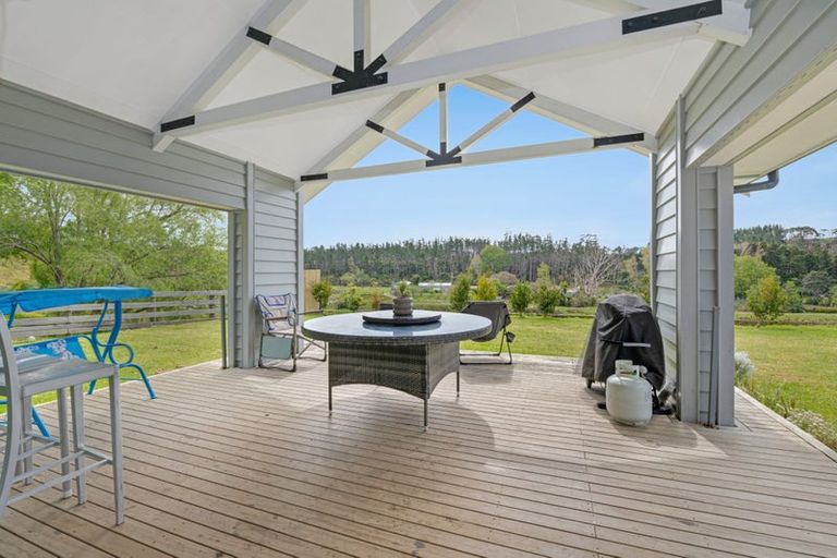 Photo of property in 2265 South Head Road, South Head, Helensville, 0874