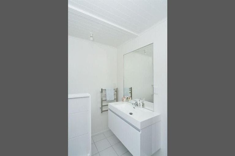 Photo of property in 13 Merchant Avenue, Te Atatu South, Auckland, 0610