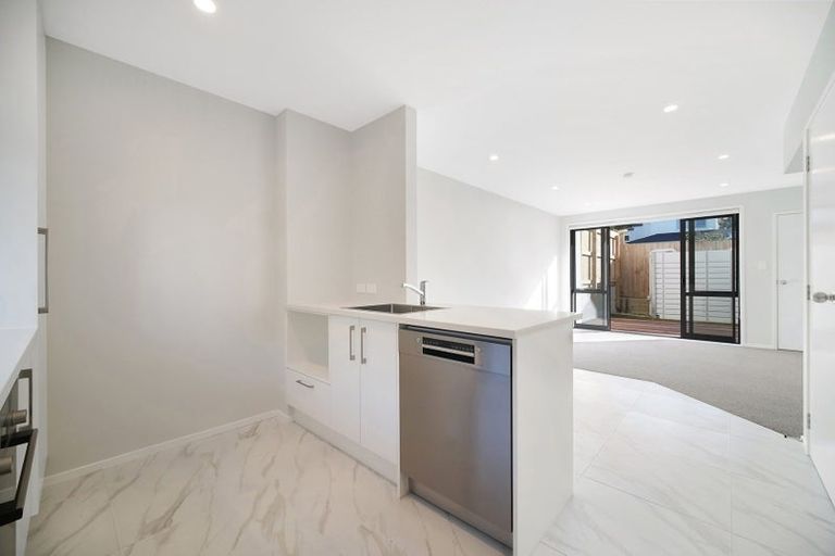 Photo of property in 3/31 Ayton Drive, Totara Vale, Auckland, 0629