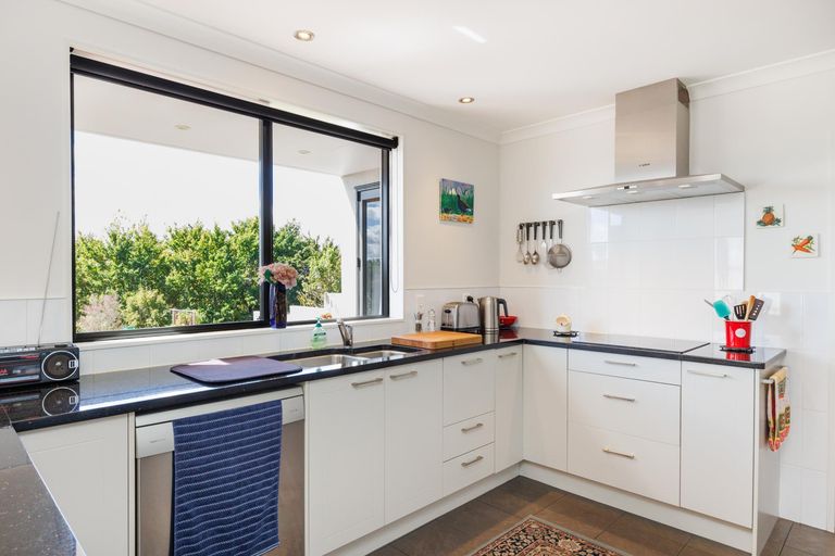 Photo of property in 27 Ruapehu Drive, Fitzherbert, Palmerston North, 4410