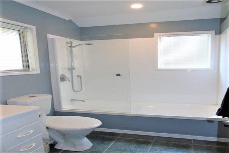 Photo of property in 52 Dress Circle, Newlands, Wellington, 6037