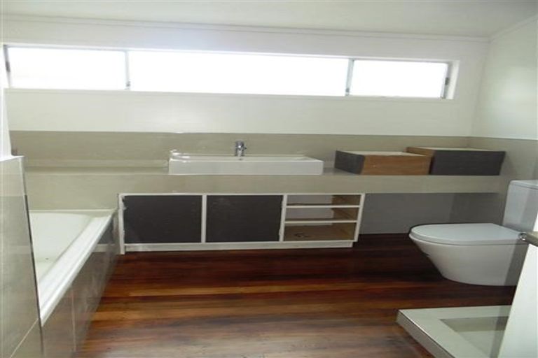 Photo of property in 17a Bournemouth Terrace, Murrays Bay, Auckland, 0630