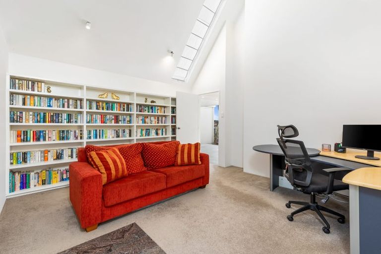 Photo of property in 25 Oakpark Place, West Harbour, Auckland, 0618