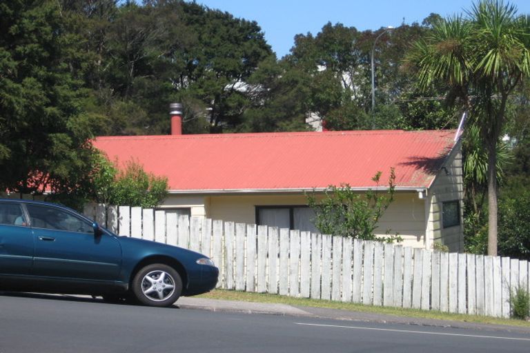 Photo of property in 66 Easton Park Parade, Glenfield, Auckland, 0629