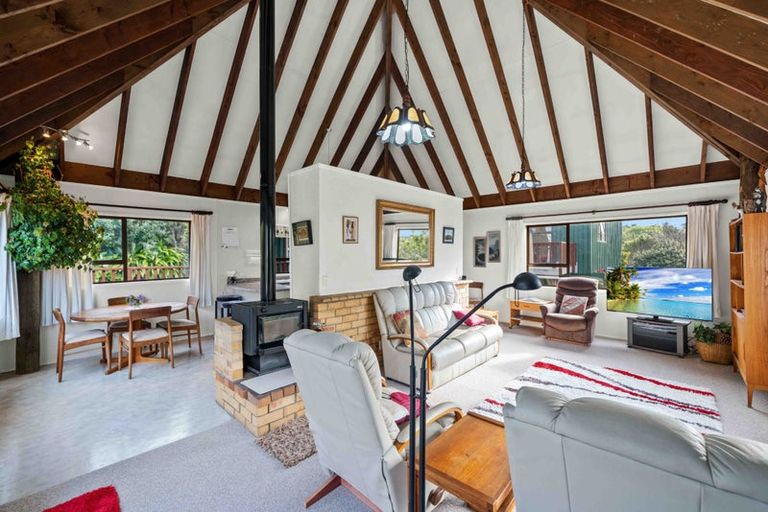 Photo of property in 48 Pokapu Street, Titirangi, Auckland, 0600