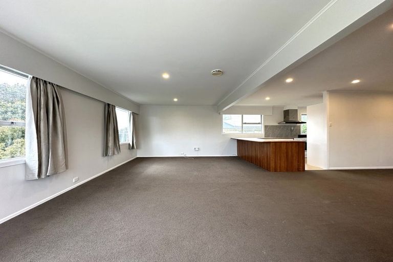 Photo of property in 19 Lydford Place, Glendene, Auckland, 0602