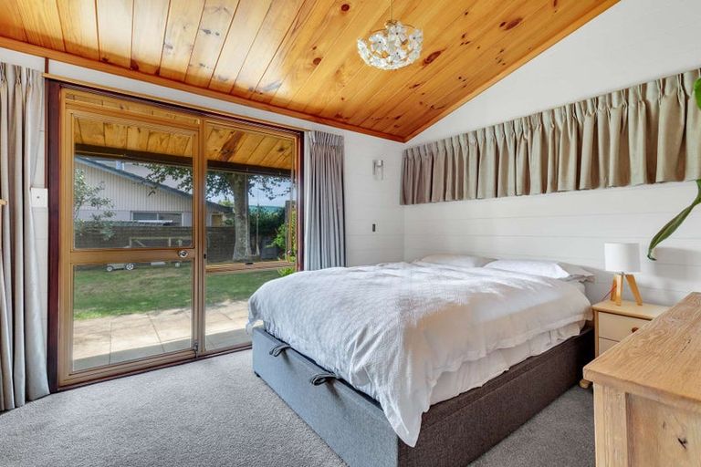 Photo of property in 1 Tupara Crescent, Kawaha Point, Rotorua, 3010