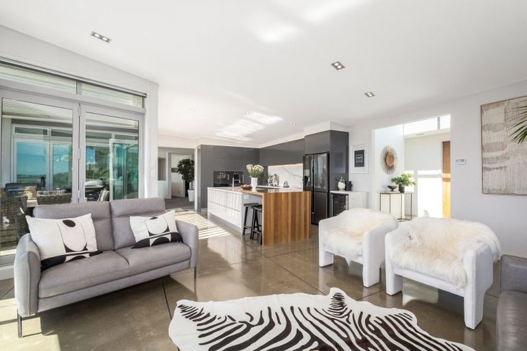 Photo of property in 32 Roys Road, Plimmerton, Porirua, 5026