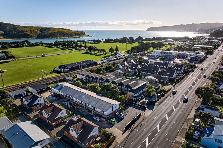 Photo of property in 2/35 Mana Esplanade, Paremata, Porirua, 5026