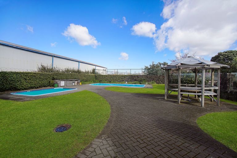 Photo of property in 68 Mountain Road, Henderson Valley, Auckland, 0612