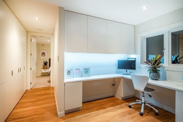 Photo of property in 15 Le Roy Terrace, Birkenhead, Auckland, 0626