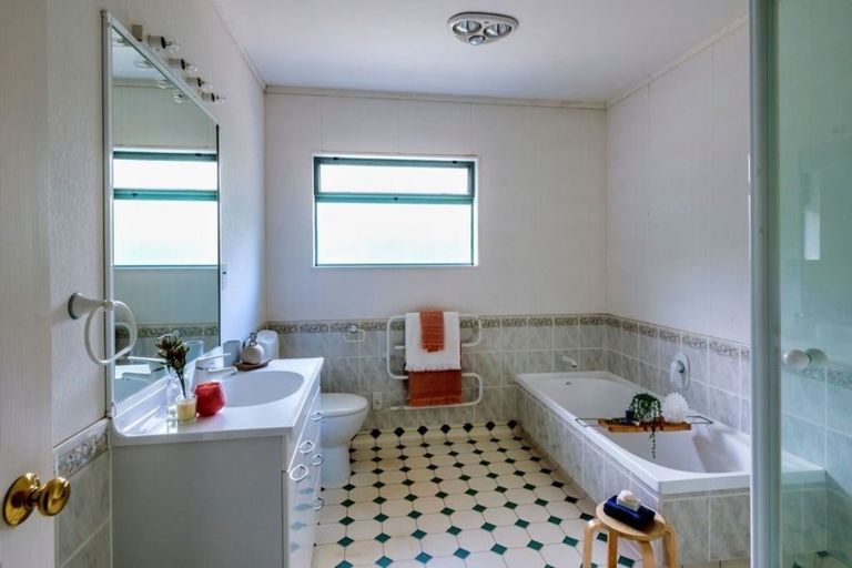 Photo of property in 2 Inverell Place, Waikanae, 5036