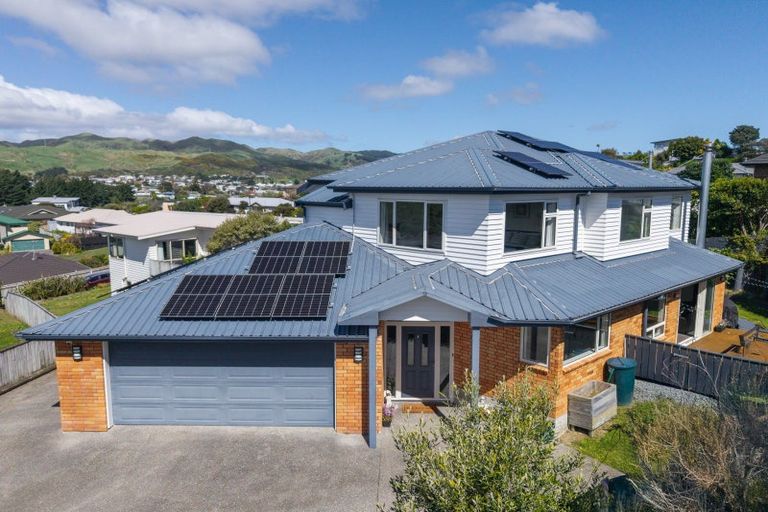 Photo of property in 8 Kaweka Close, Aotea, Porirua, 5024