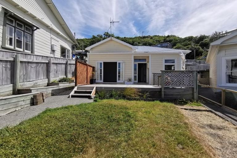 Photo of property in 5 Freeling Street, Island Bay, Wellington, 6023