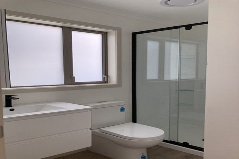 Photo of property in 4 Miles Crescent, Newlands, Wellington, 6037