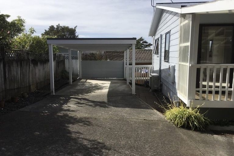 Photo of property in 2 West Lynn Road, Titirangi, Auckland, 0604