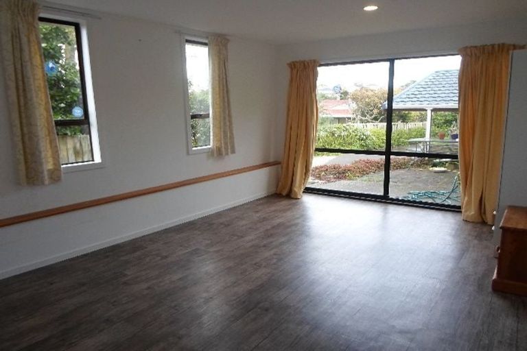 Photo of property in 1/7 Deverell Place, Northcross, Auckland, 0632