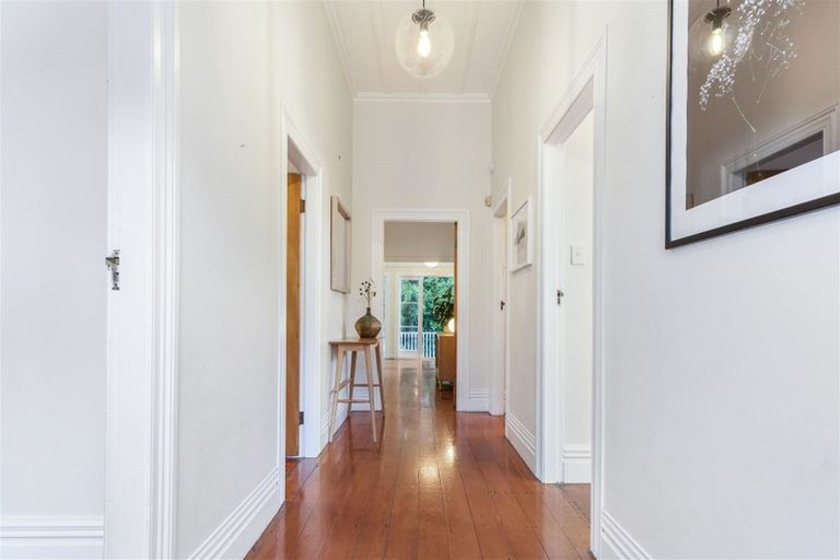 Photo of property in 17b Rodney Road, Northcote Point, Auckland, 0627
