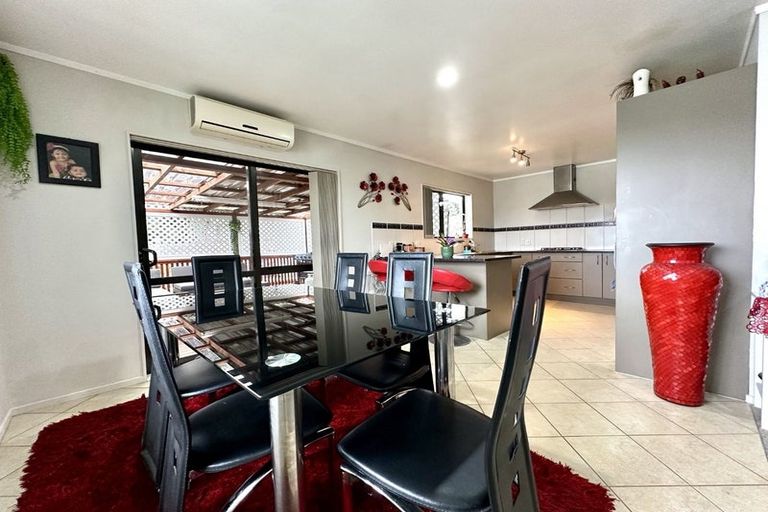 Photo of property in 60a Donovan Avenue, Massey, Auckland, 0614