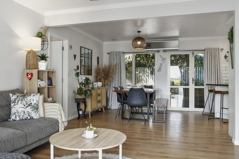 Photo of property in 2/130 Sandspit Road, Shelly Park, Auckland, 2014