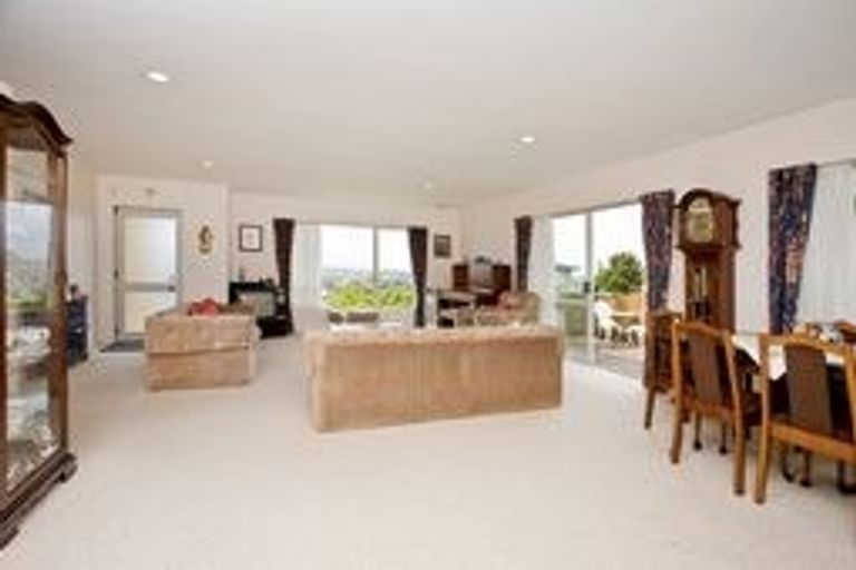 Photo of property in 12 Carl Place, Unsworth Heights, Auckland, 0632