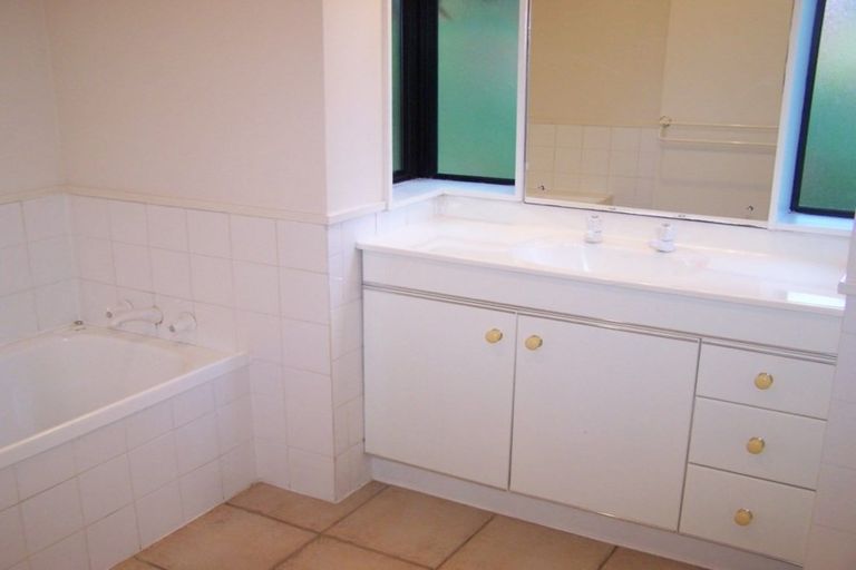 Photo of property in 42 Matterhorn Crescent, Northpark, Auckland, 2013