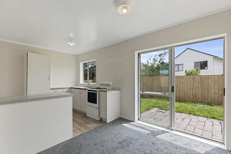 Photo of property in 2/24 Horlicks Place, Randwick Park, Auckland, 2105