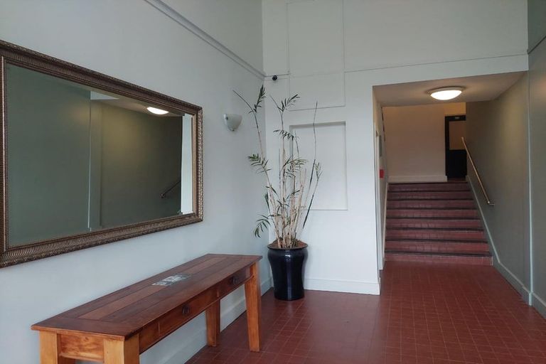 Photo of property in Endeavour Apartments, 24/125 Thorndon Quay, Pipitea, Wellington, 6011