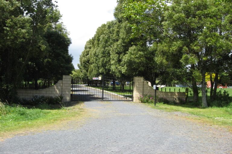 Photo of property in 220 Boord Crescent, Kumeu, 0891