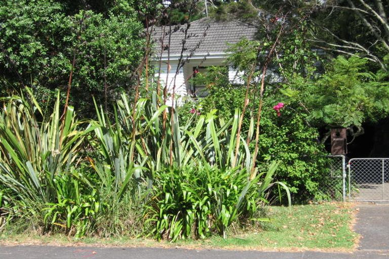 Photo of property in 48 Cliff View Drive, Green Bay, Auckland, 0604