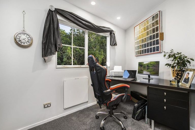 Photo of property in 57a Ribbonwood Crescent, Goodwood Heights, Auckland, 2105