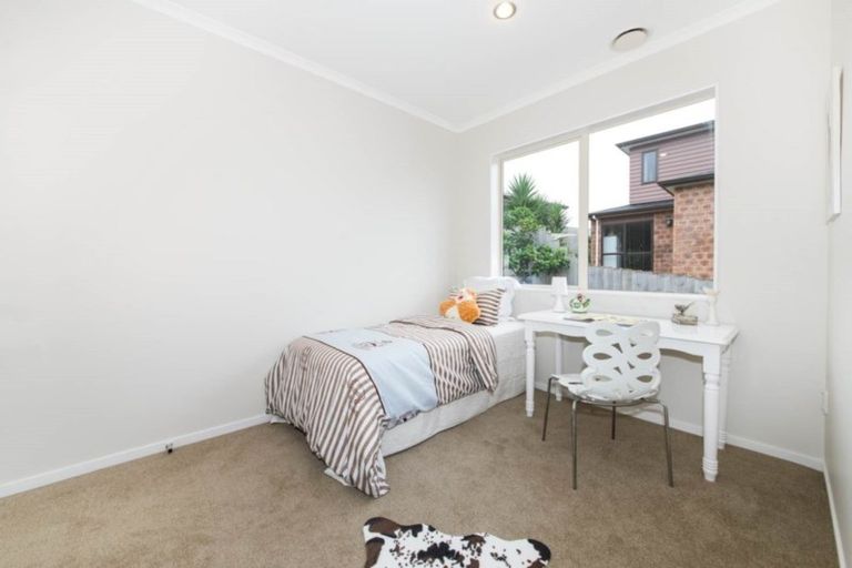 Photo of property in 16a Wychwood Avenue, Henderson Valley, Auckland, 0612