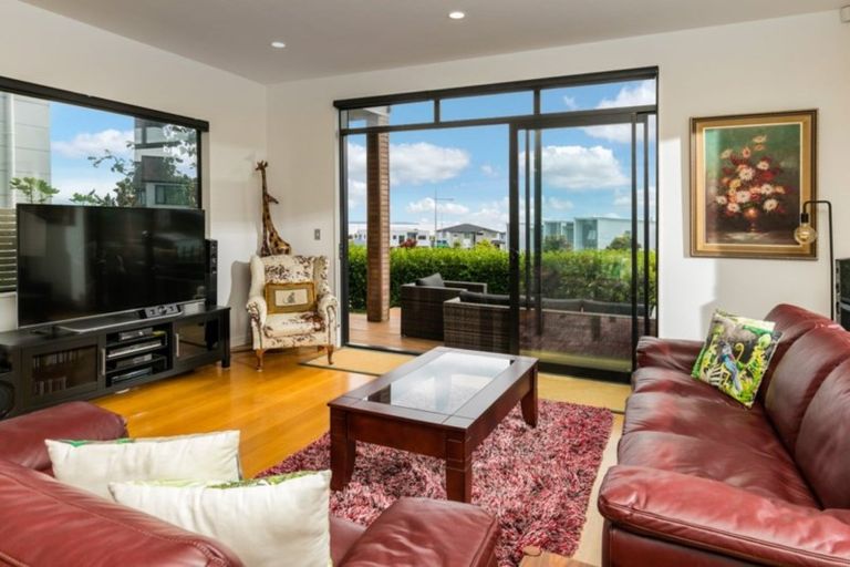 Photo of property in 1 Coastview Lane, Long Bay, Auckland, 0630