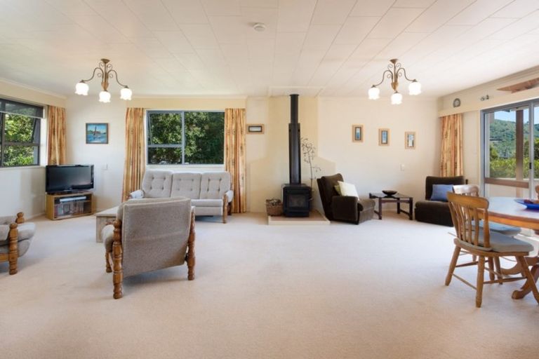 Photo of property in 6 Waimarama Street, Waikawa, Picton, 7220