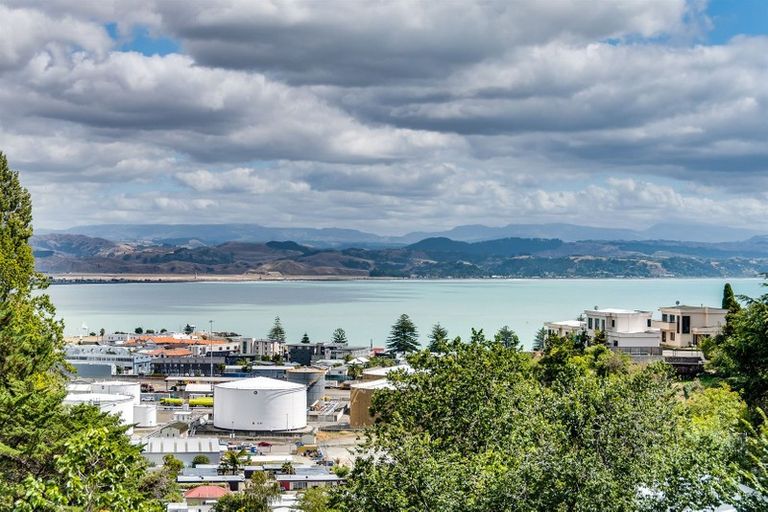 Photo of property in 27 Burns Road, Hospital Hill, Napier, 4110