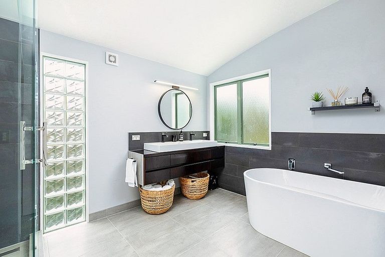 Photo of property in 11a Woodfern Crescent, Titirangi, Auckland, 0604