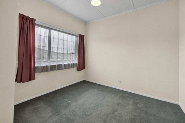 Photo of property in 81 Omata Road, Marfell, New Plymouth, 4310