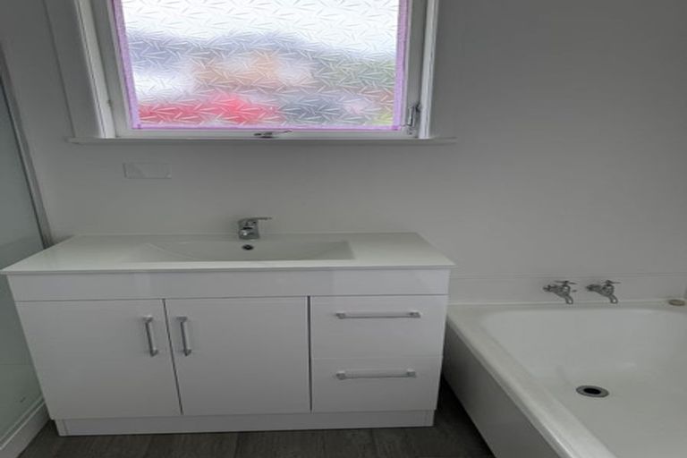 Photo of property in 1/100 Bond Crescent, Forrest Hill, Auckland, 0620