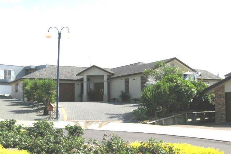 Photo of property in 7 Lupetti Rise, West Harbour, Auckland, 0618