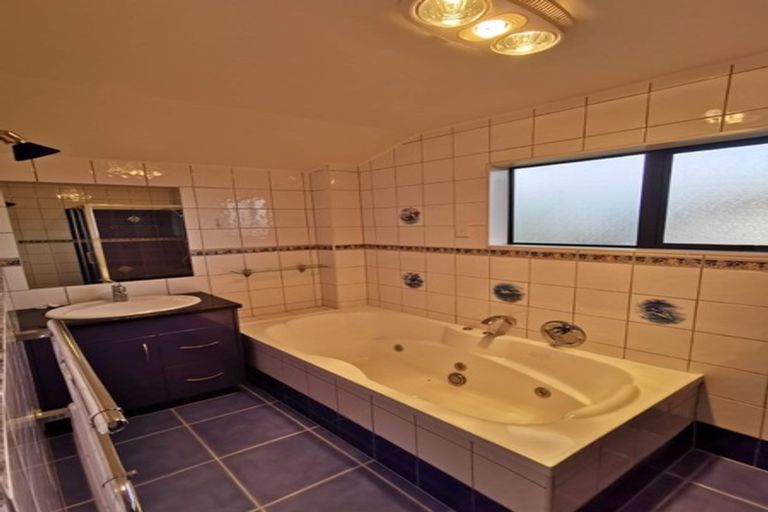 Photo of property in 46 Waimanu Bay Drive, Te Atatu Peninsula, Auckland, 0610