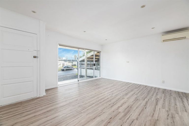 Photo of property in 68 Vodanovich Road, Te Atatu South, Auckland, 0610