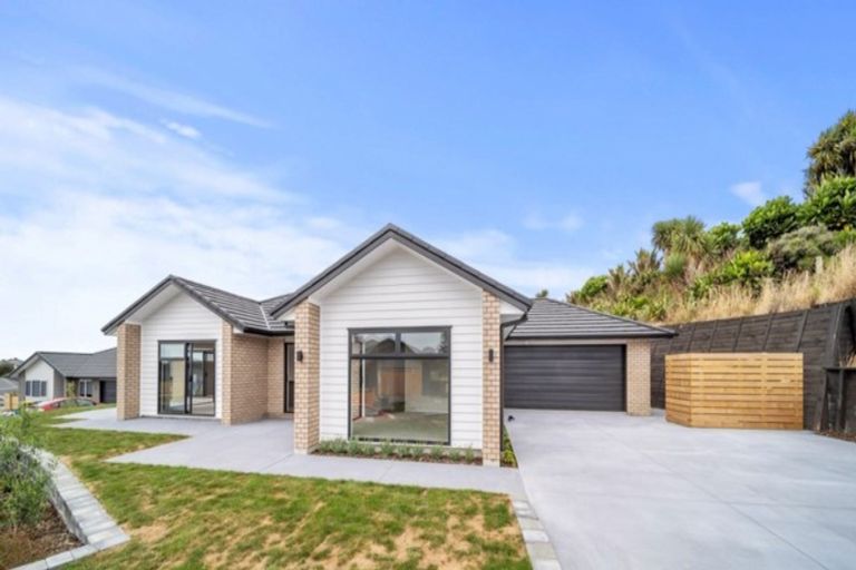 Photo of property in 5 Oakmont Crescent, Waiwhakaiho, New Plymouth, 4312