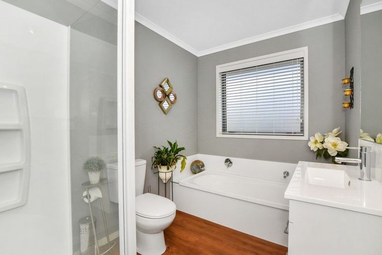 Photo of property in 23 Royal Crescent, Papamoa, 3118