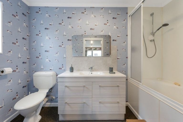 Photo of property in 18 Shera Street, Acacia Bay, Taupo, 3330