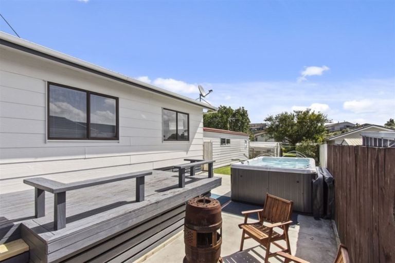 Photo of property in 19 Mellsop Avenue, Waiuku, 2123