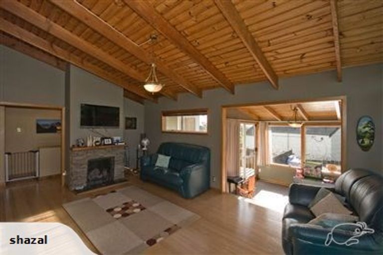 Photo of property in 2/1 Cronin Place, Beach Haven, Auckland, 0626