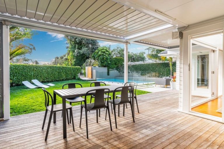 Photo of property in 32 Raymond Street, Point Chevalier, Auckland, 1022