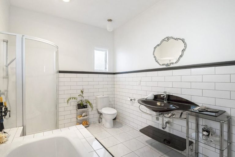 Photo of property in 1/18 Gladstone Road, Northcote, Auckland, 0627